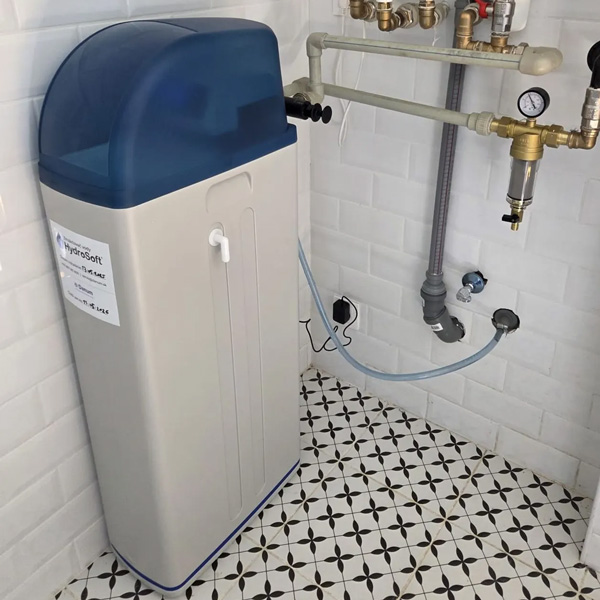 Namontovaný zmäkčovač vody HydroSoft ECONOMY Midi